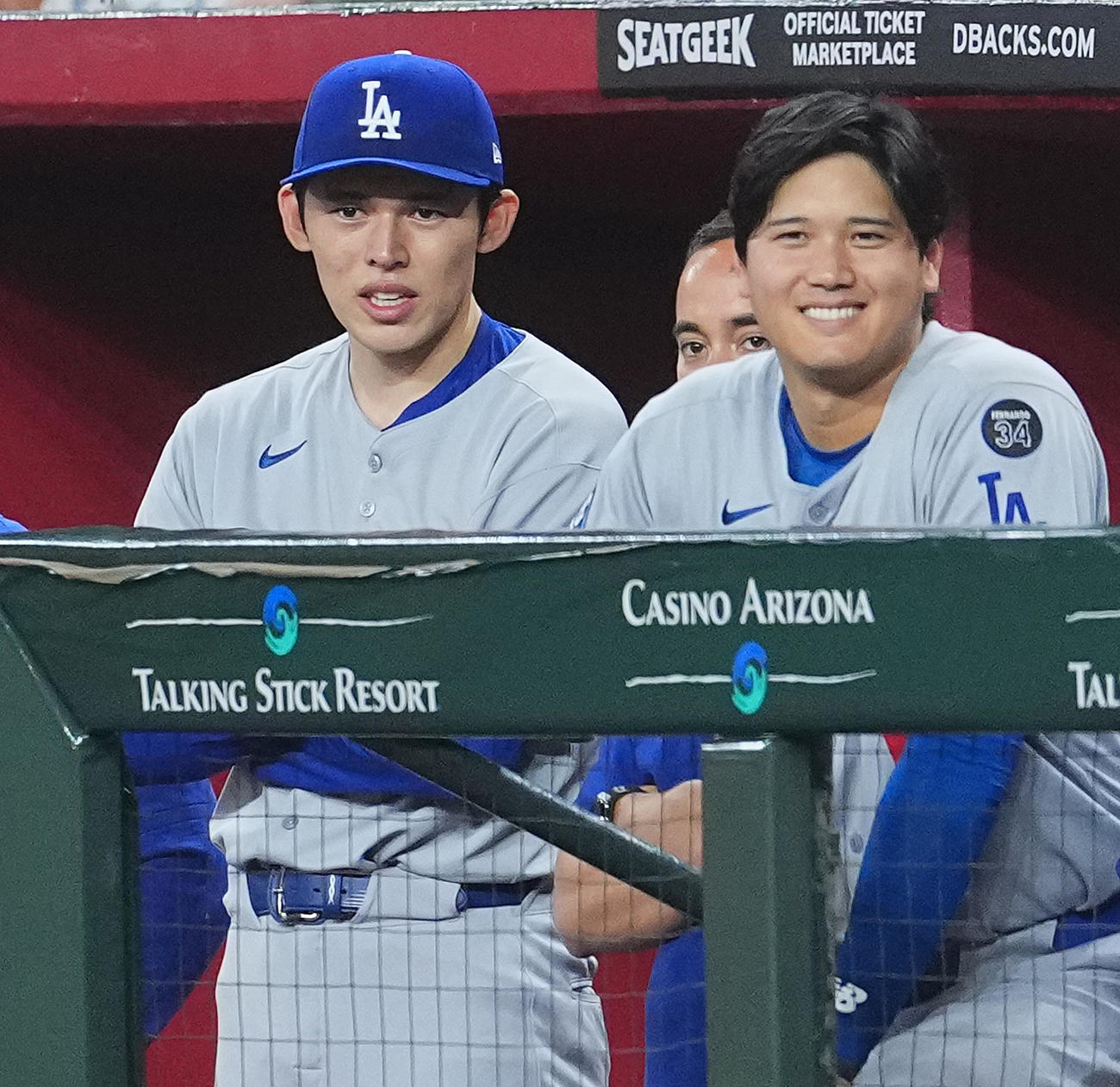ダイヤモンドバックス対ドジャース　7回、リリーフで登板し、3者凡退に抑えたドジャース佐々木は、ベンチで大谷（右）と笑顔で話す（撮影・菅敏）