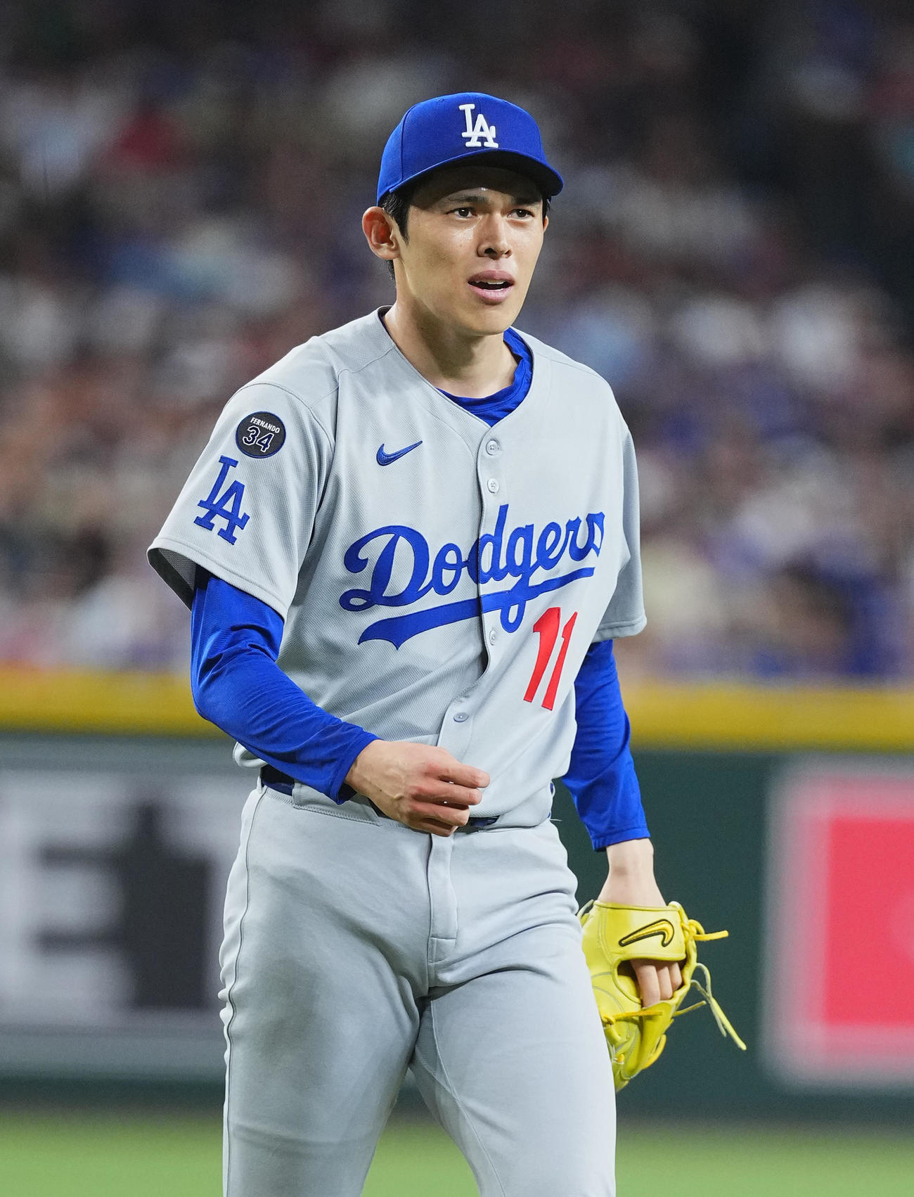ダイヤモンドバックス対ドジャース　7回、リリーフで登板し、3者凡退に抑えたドジャース佐々木は、ホッとした表情でベンチに戻る（撮影・菅敏）