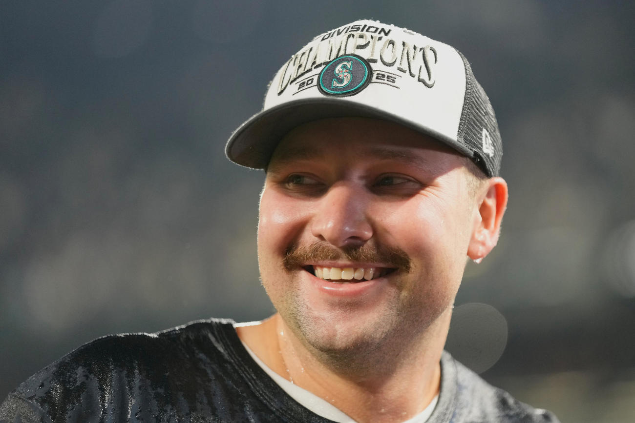 シャンパンファイト後に笑顔を見せるカル・ローリー（AP）