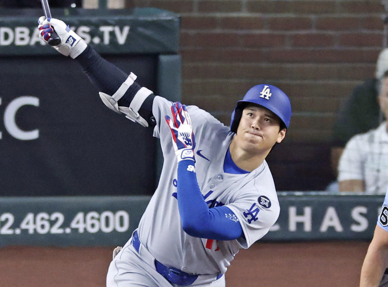 ダイヤモンドバックス戦の4回、54号2ランを放つドジャース大谷（共同）