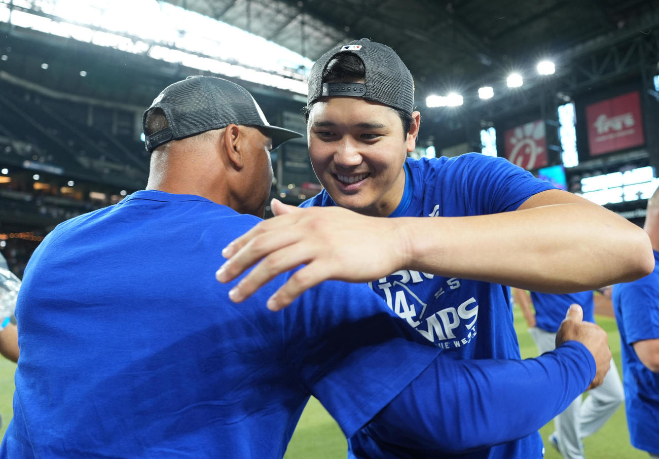 ダイヤモンドバックス対ドジャース　地区優勝を決め、ロバーツ監督（左）と抱き合って喜ぶ大谷（撮影・菅敏）