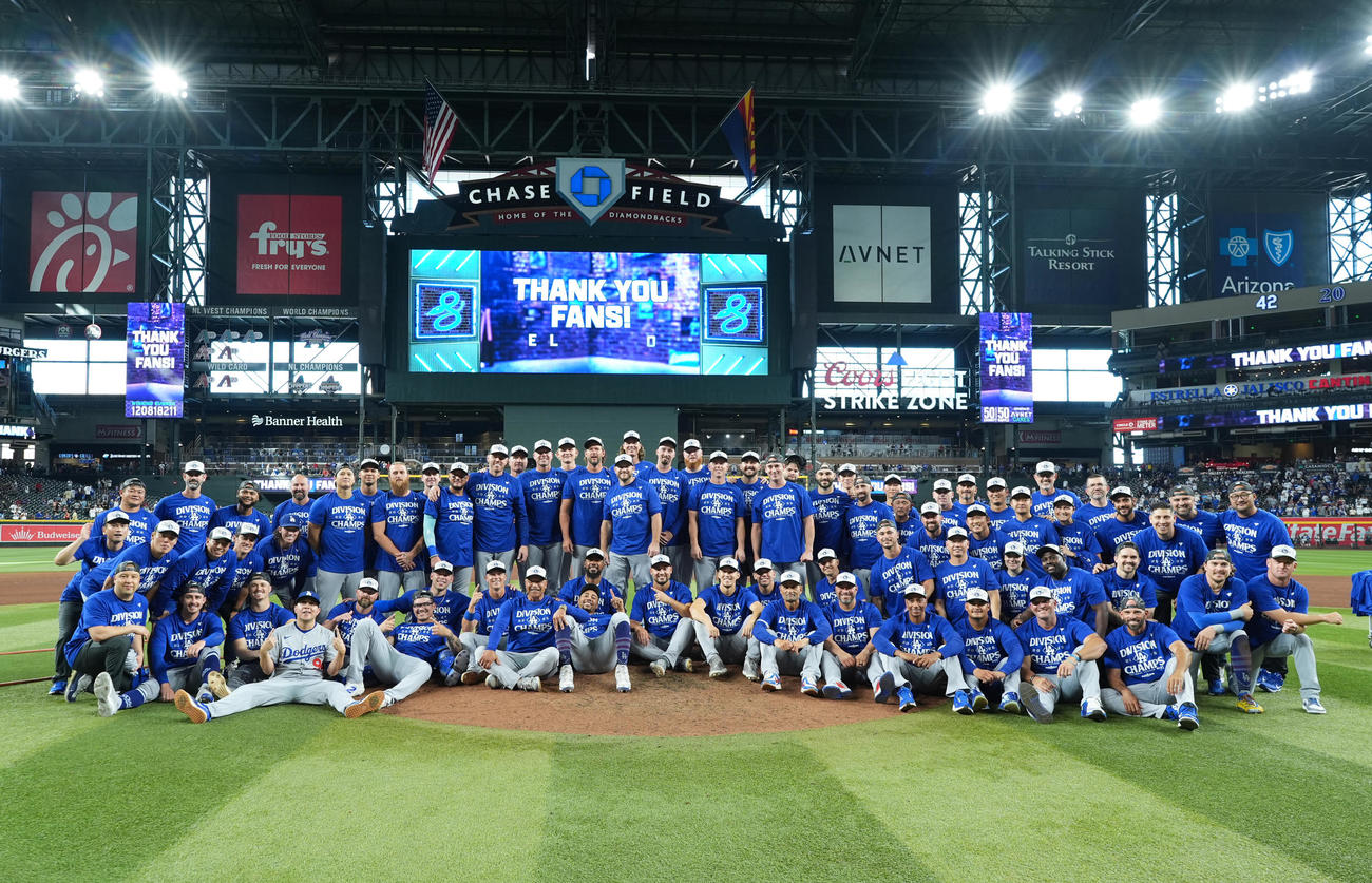 ダイヤモンドバックス対ドジャース　地区優勝を決め、記念写真に納まるドジャースの選手ら（撮影・菅敏）