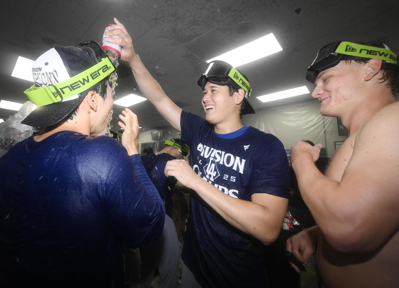 地区優勝を決め、シャンパンファイトを楽しむドジャース大谷（中央）