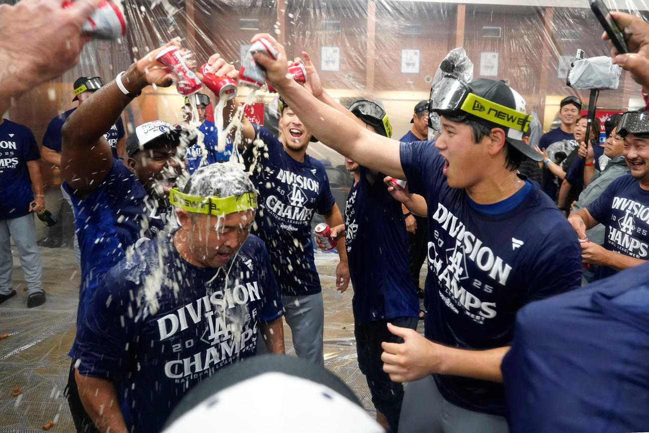 地区優勝を決めシャンパンファイトで祝福するドジャース大谷翔平（AP）