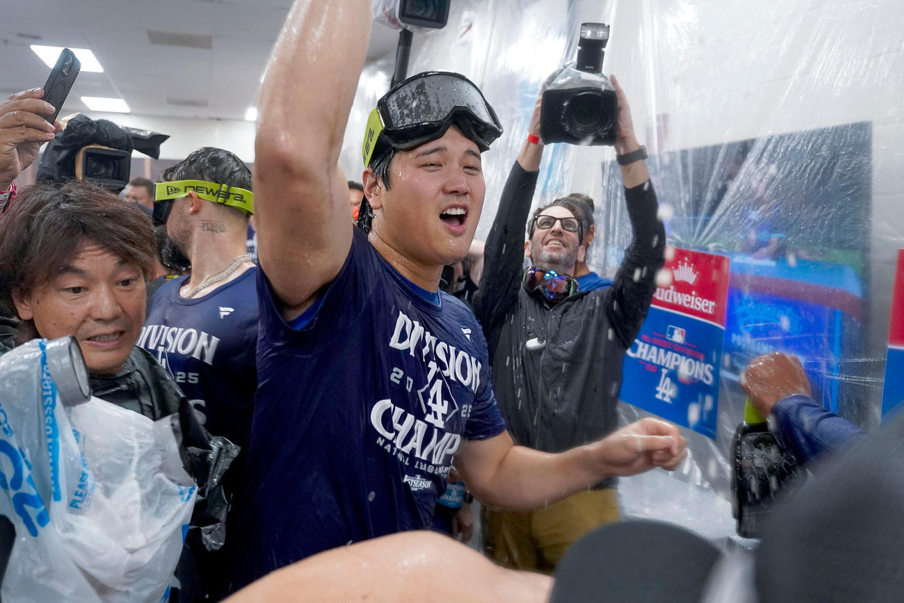 地区優勝を決めシャンパンファイトで祝福するドジャース大谷翔平（AP）