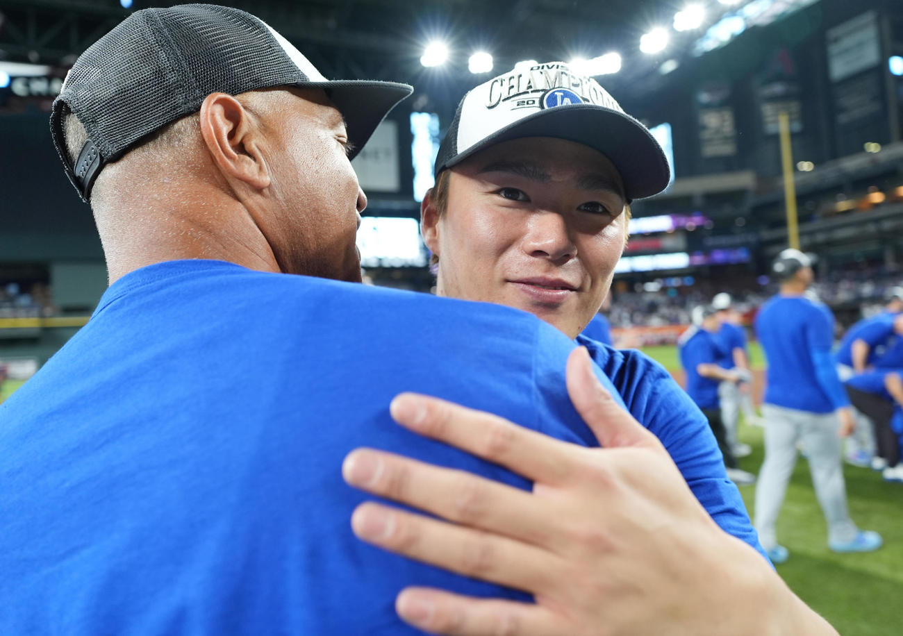 ダイヤモンドバックス対ドジャース　地区優勝を決め、ロバーツ監督（左）とハグするドジャース山本（撮影・菅敏）