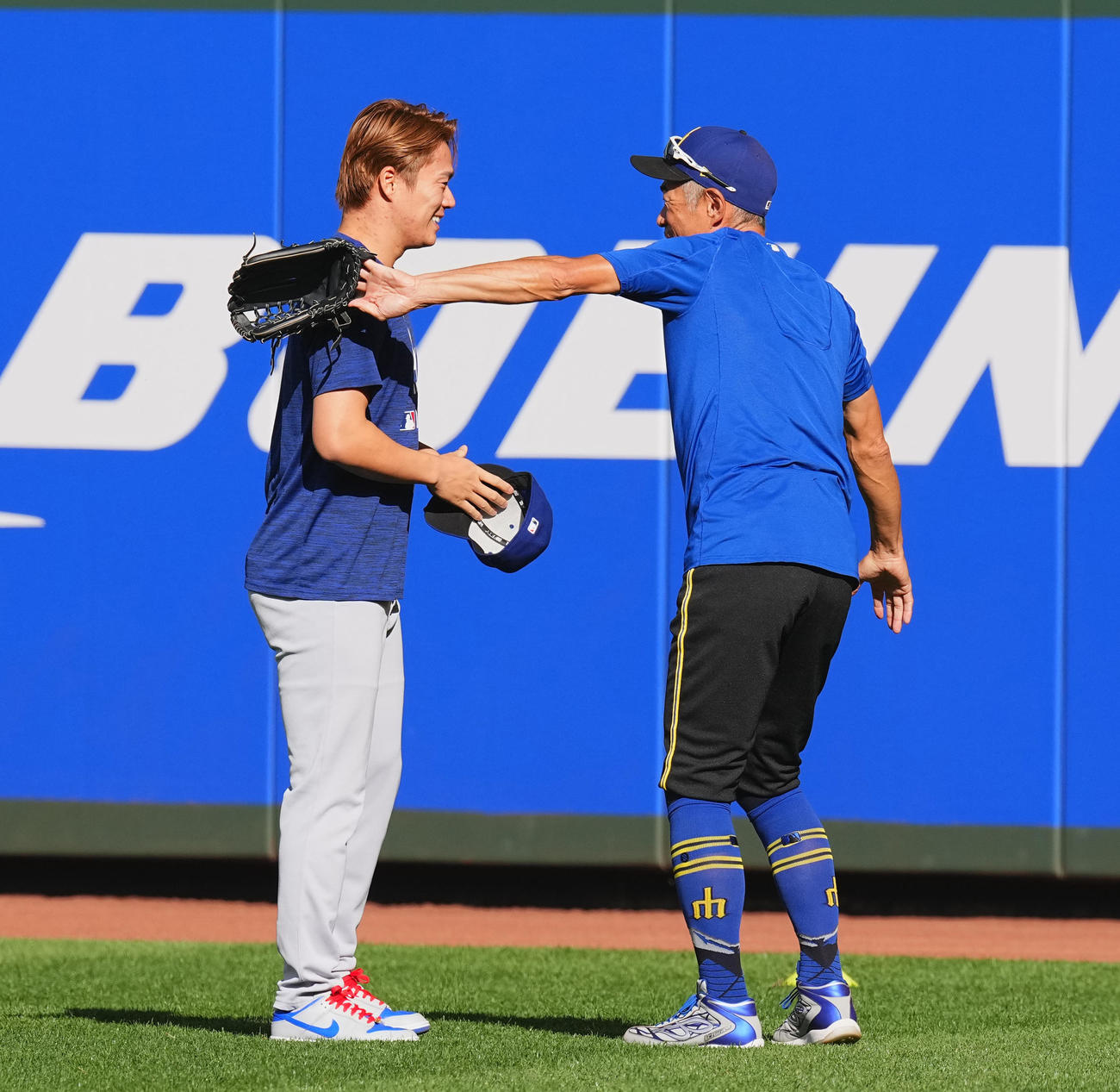 マリナーズ対ドジャース　試合前、突然、飛んで来た打球からドジャース山本（左）を守るイチロー氏（撮影・菅敏）