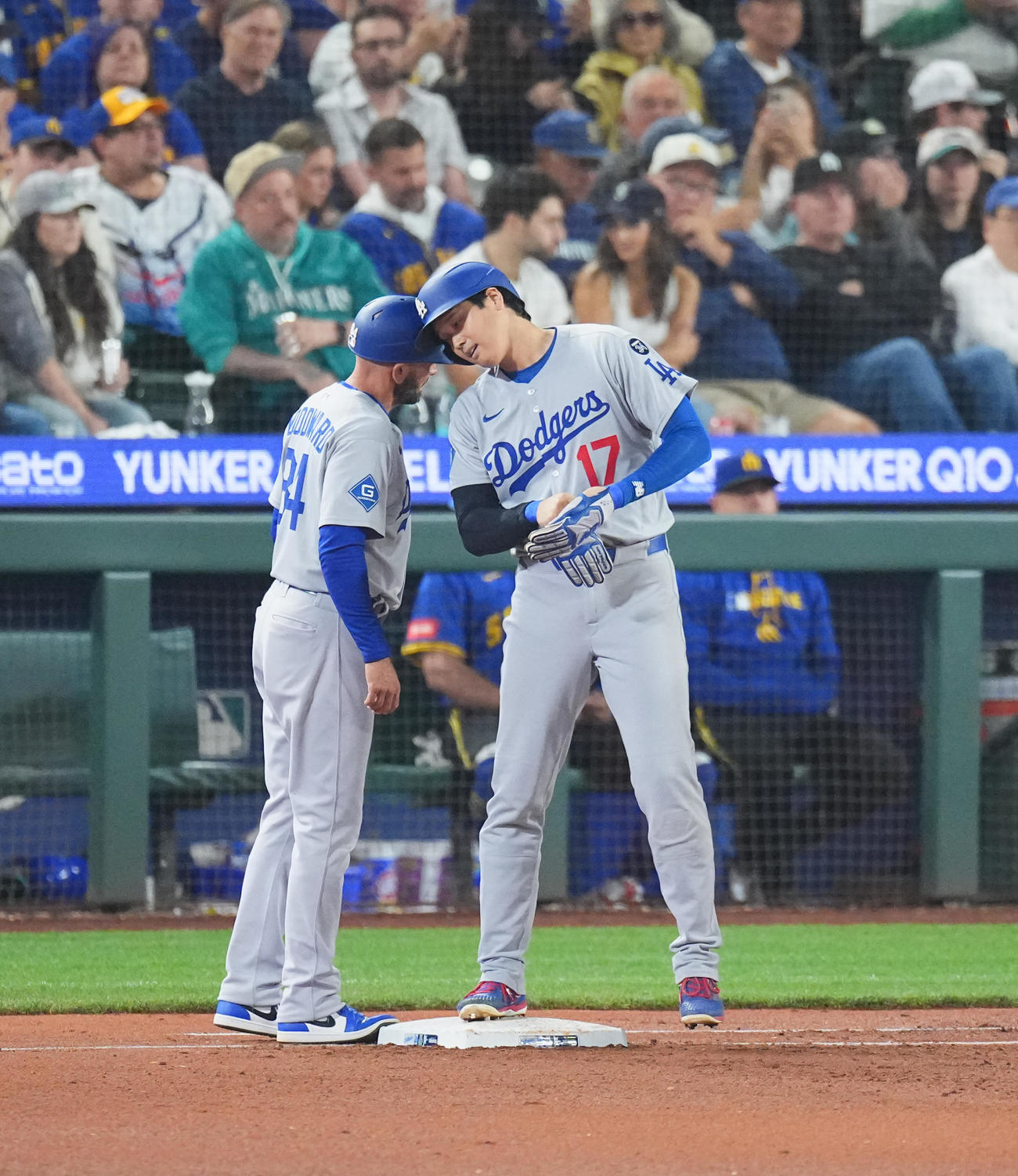 マリナーズ対ドジャース　3回表ドジャース1死、四球を選び、ヘッドバンプをする大谷（撮影・菅敏）