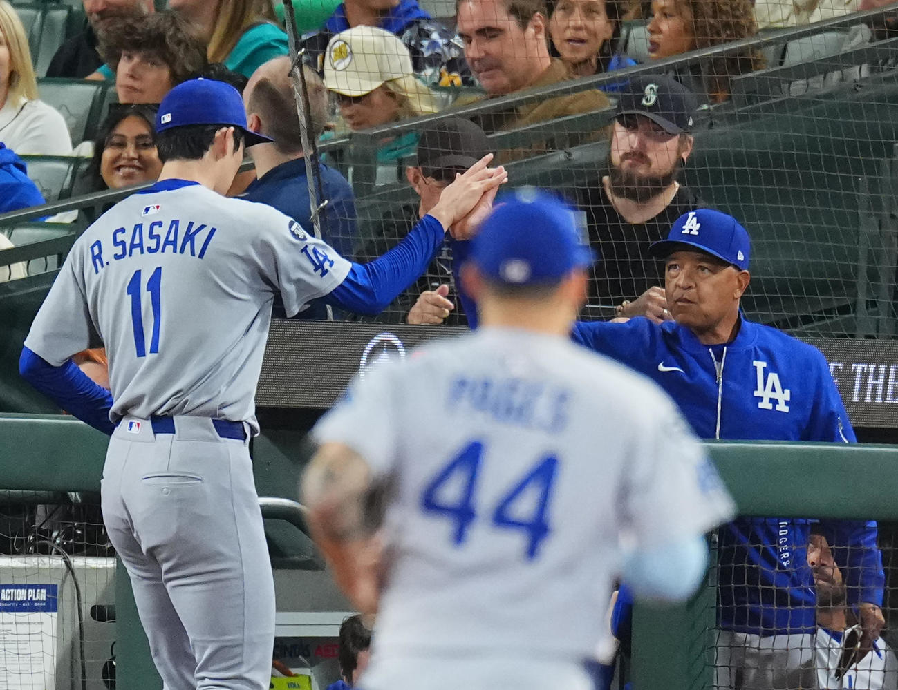 マリナーズ対ドジャース　7回に登板し1回を1安打無失点に抑え、ロバーツ監督（右）にタッチで迎えられる佐々木（撮影・菅敏）