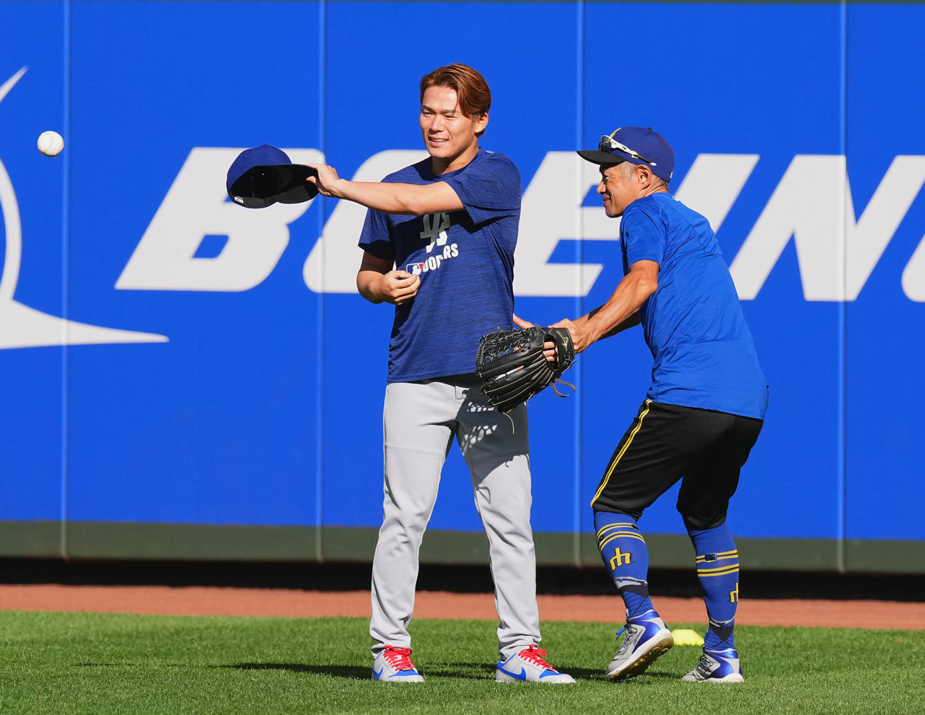 マリナーズ対ドジャース　試合前、イチロー氏（右）にあいさつするドジャース山本（撮影・菅敏）