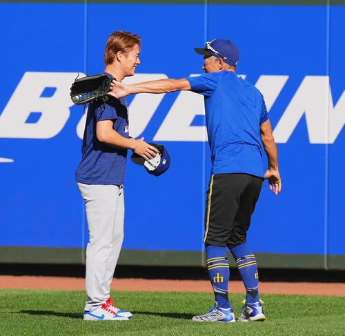 マリナーズ対ドジャース　試合前、突然、飛んで来た打球からドジャース山本（左）を守るイチロー氏（撮影・菅敏）