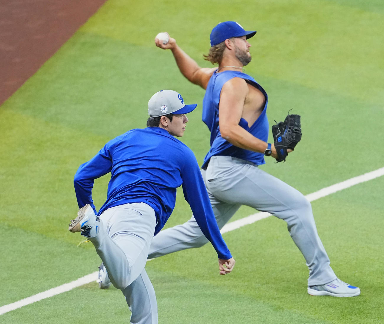 ダイヤモンドバックス対ドジャース　試合前、カーショー（後方）と並んでキャッチボールをするドジャース佐々木朗希＝2025年9月25日