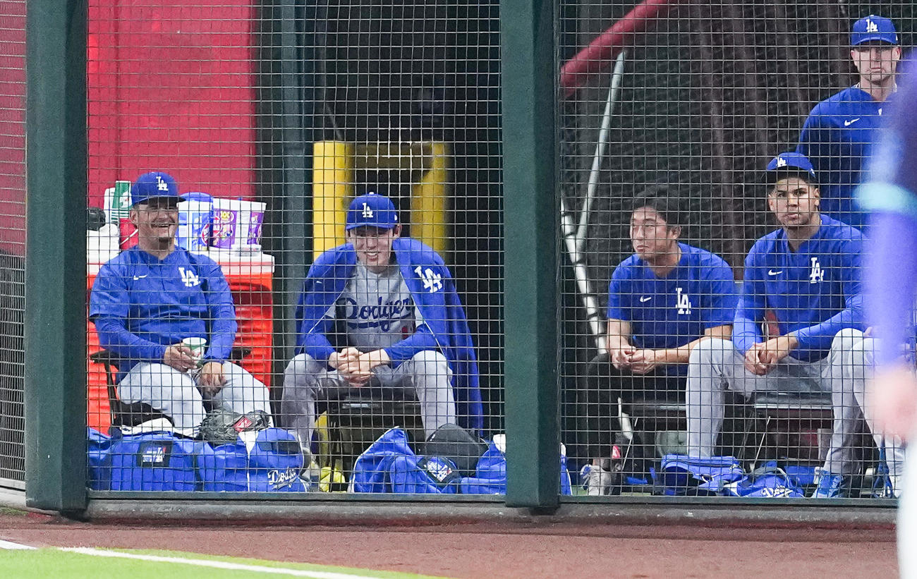 ダイヤモンドバックス対ドジャース　ブルペンで待機するドジャース佐々木（左から2人目）（撮影・菅敏）