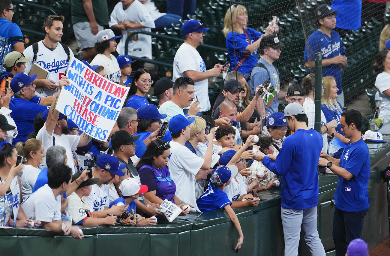 ダイヤモンドバックス対ドジャース　試合前、ファンにサインをするドジャース佐々木（撮影・菅敏）
