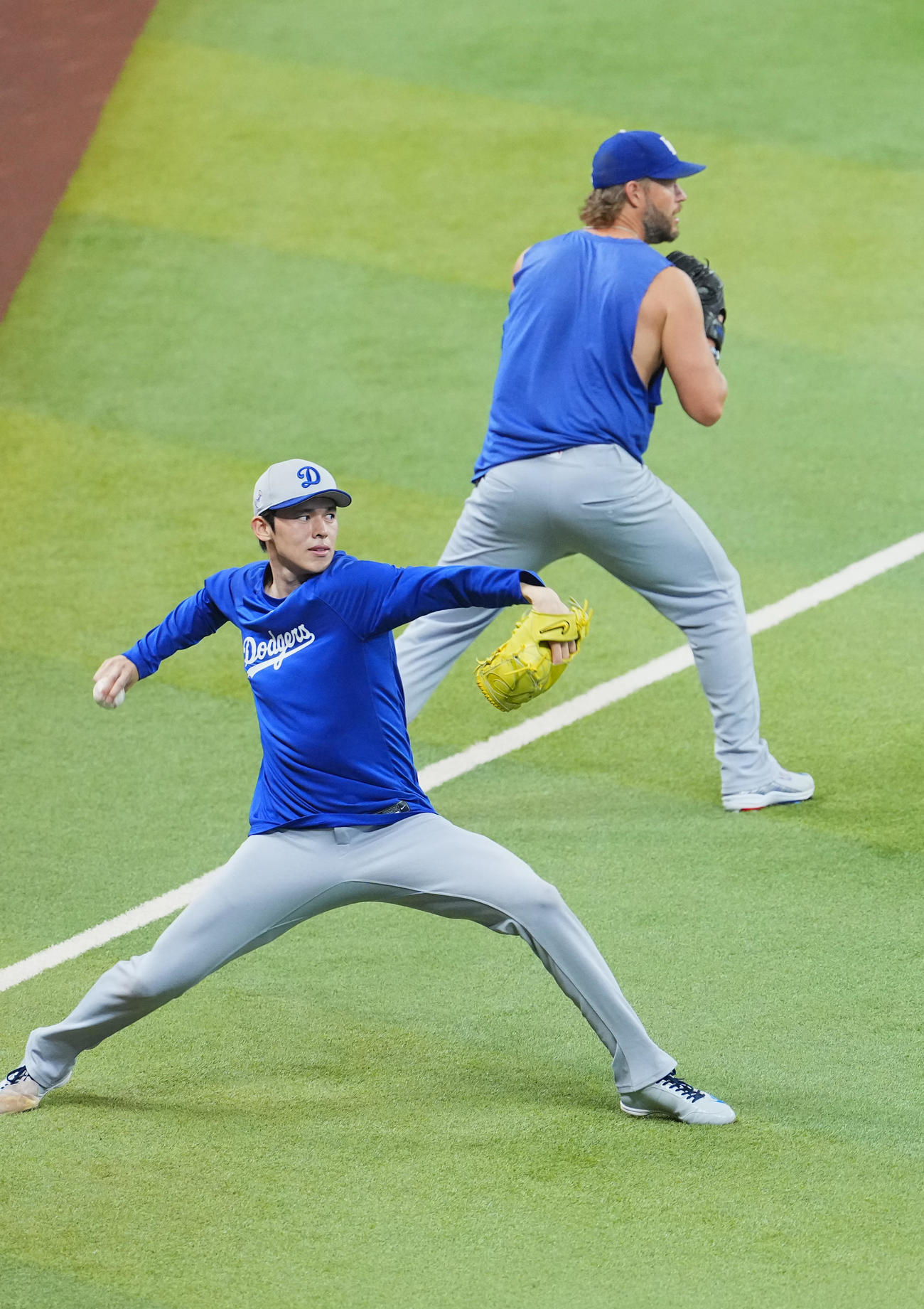 ダイヤモンドバックス対ドジャース　試合前、カーショー（後方）と並んでキャッチボールをするドジャース佐々木朗希＝2025年9月25日
