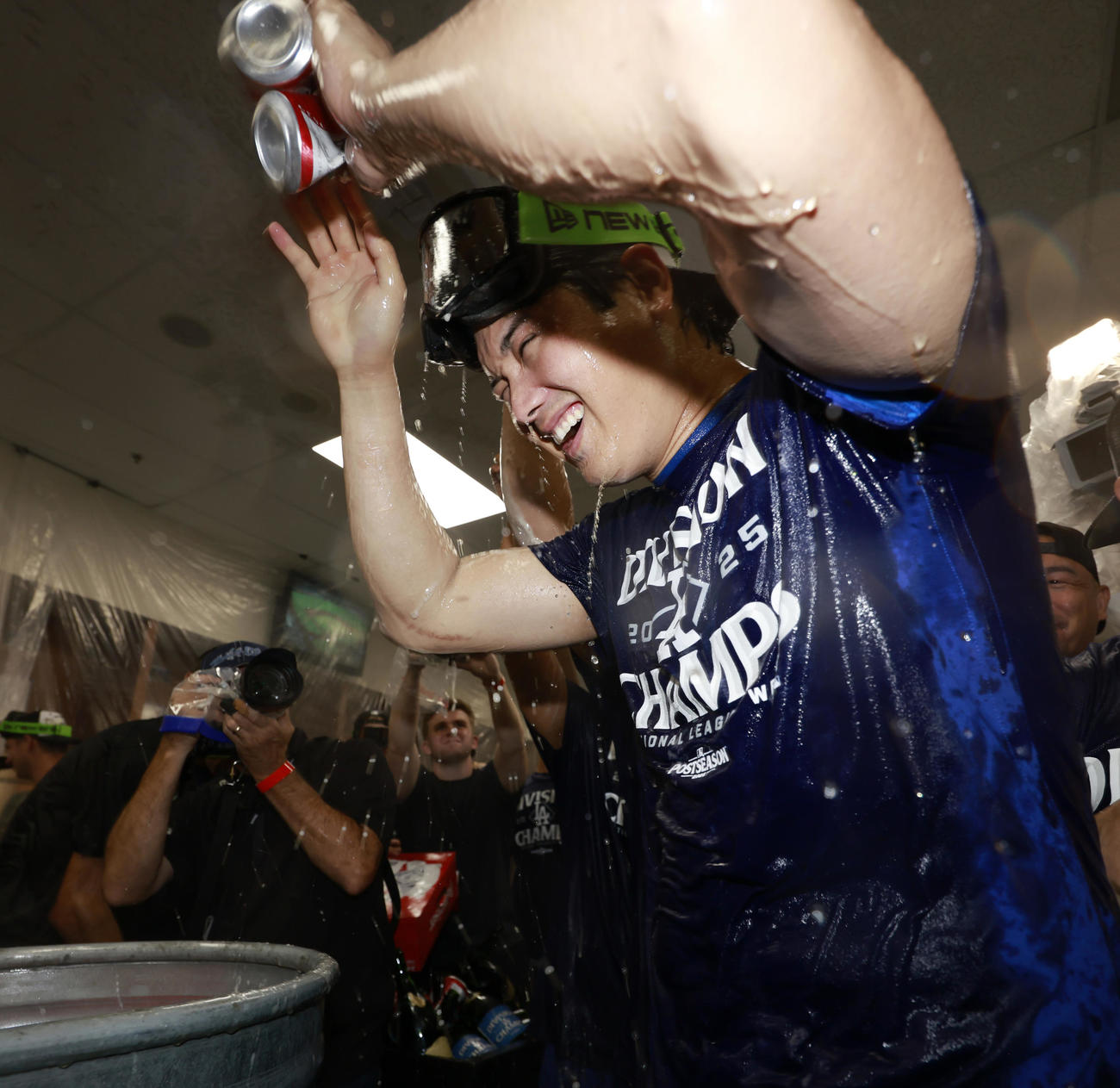 地区優勝を決め、シャンパンファイトを楽しむドジャース大谷