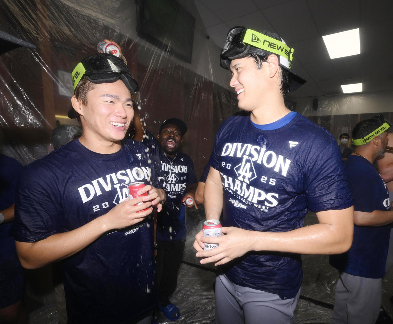 地区優勝を決め、シャンパンファイトを楽しむドジャース大谷と山本（右）