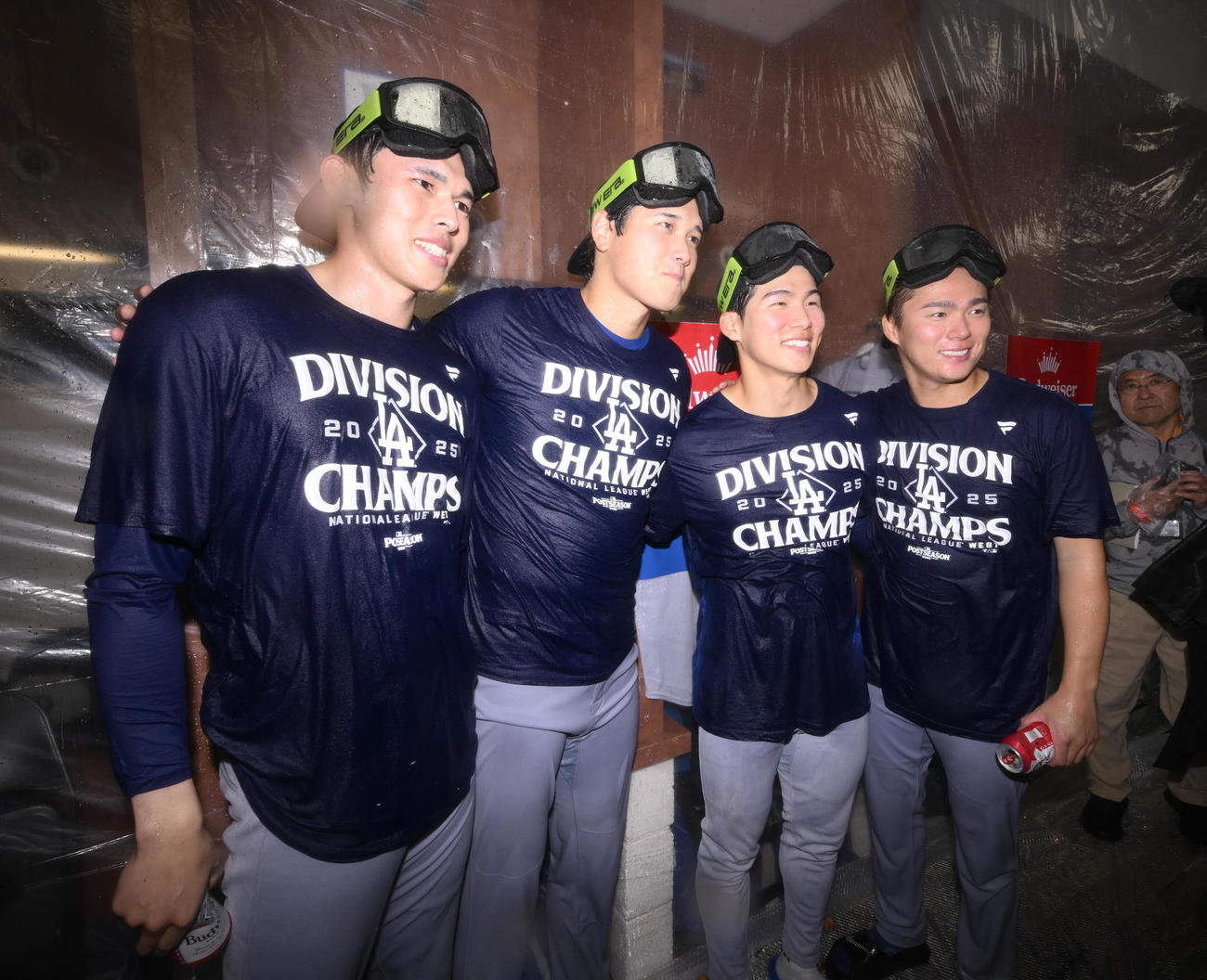 地区優勝を決め、シャンパンファイトを楽しむ、左から佐々木、大谷、金、山本