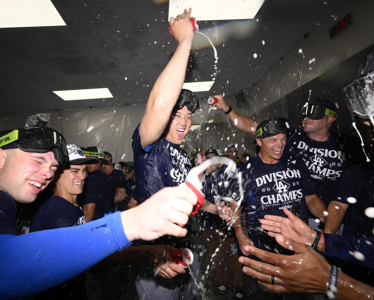 地区優勝を決め、ビールかけをするドジャース大谷（中央）