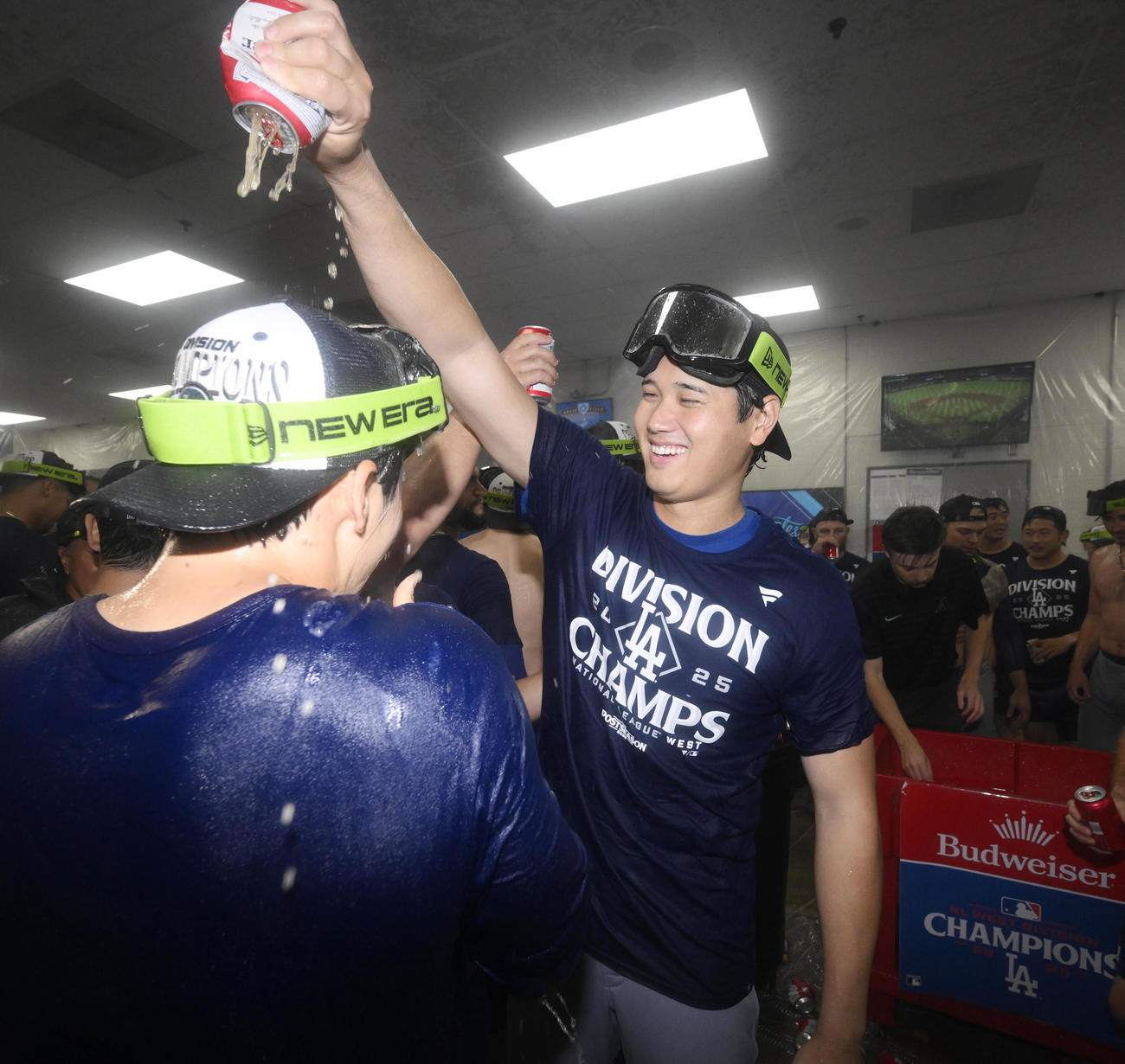 地区優勝を決め、シャンパンファイトを楽しむドジャース大谷（右）