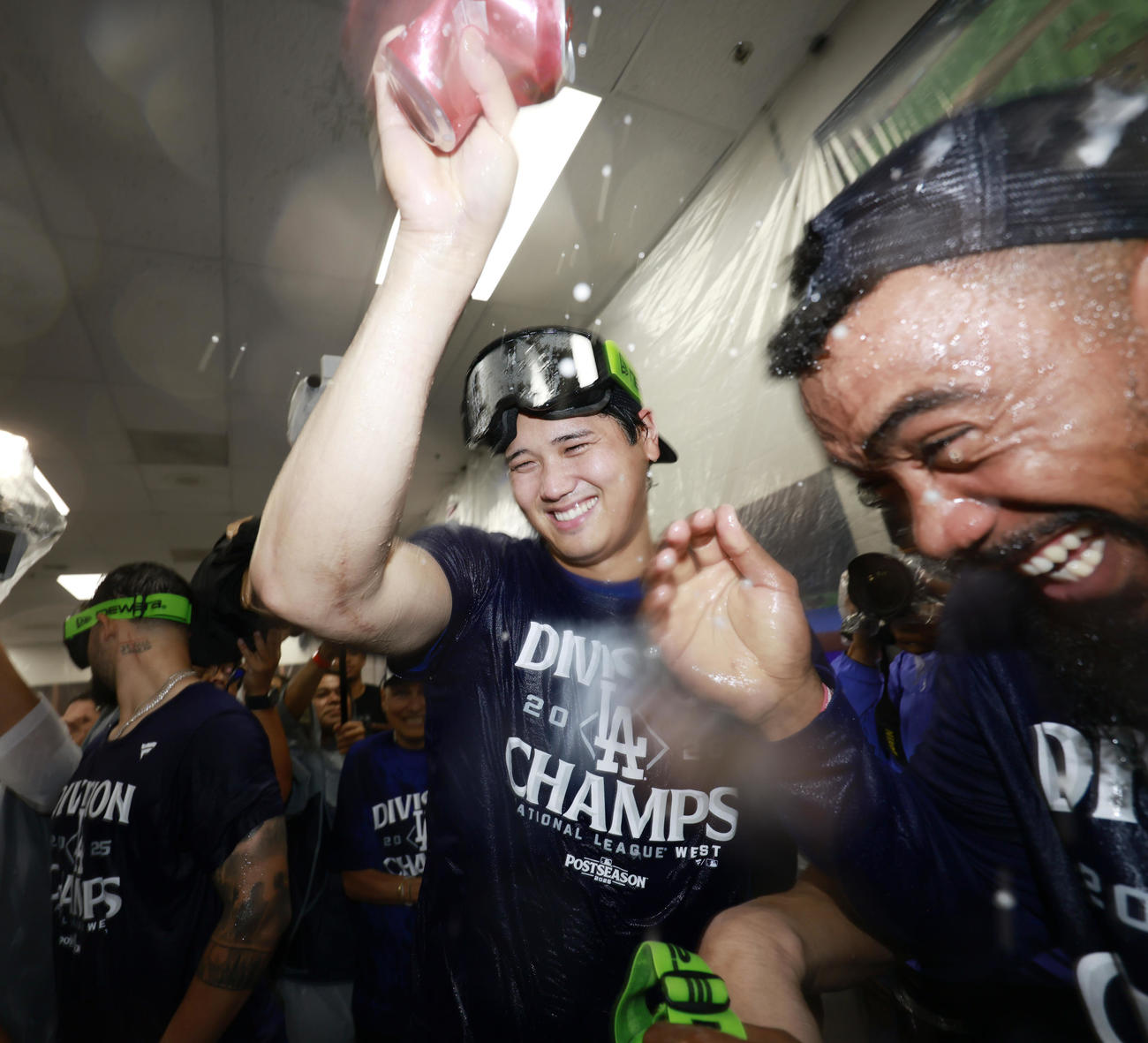 地区優勝を決め、シャンパンファイトを楽しむドジャース大谷