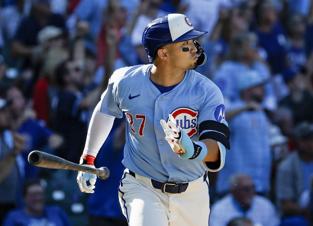 カージナルス戦の7回、30号満塁本塁打を放つカブス鈴木（共同）