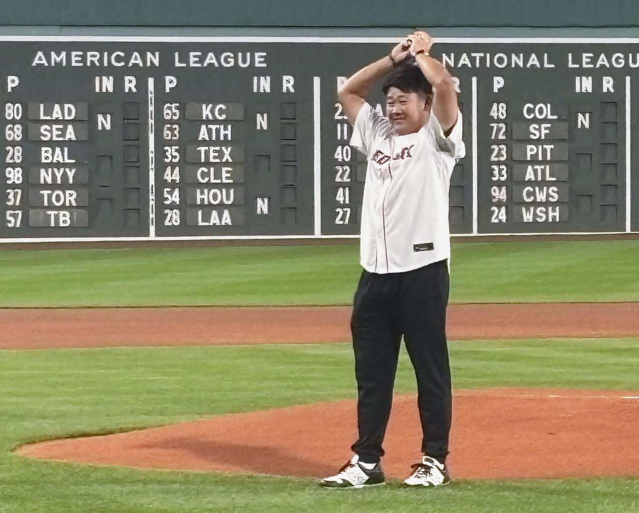レッドソックス－タイガース戦で始球式を行う松坂大輔さん（共同）