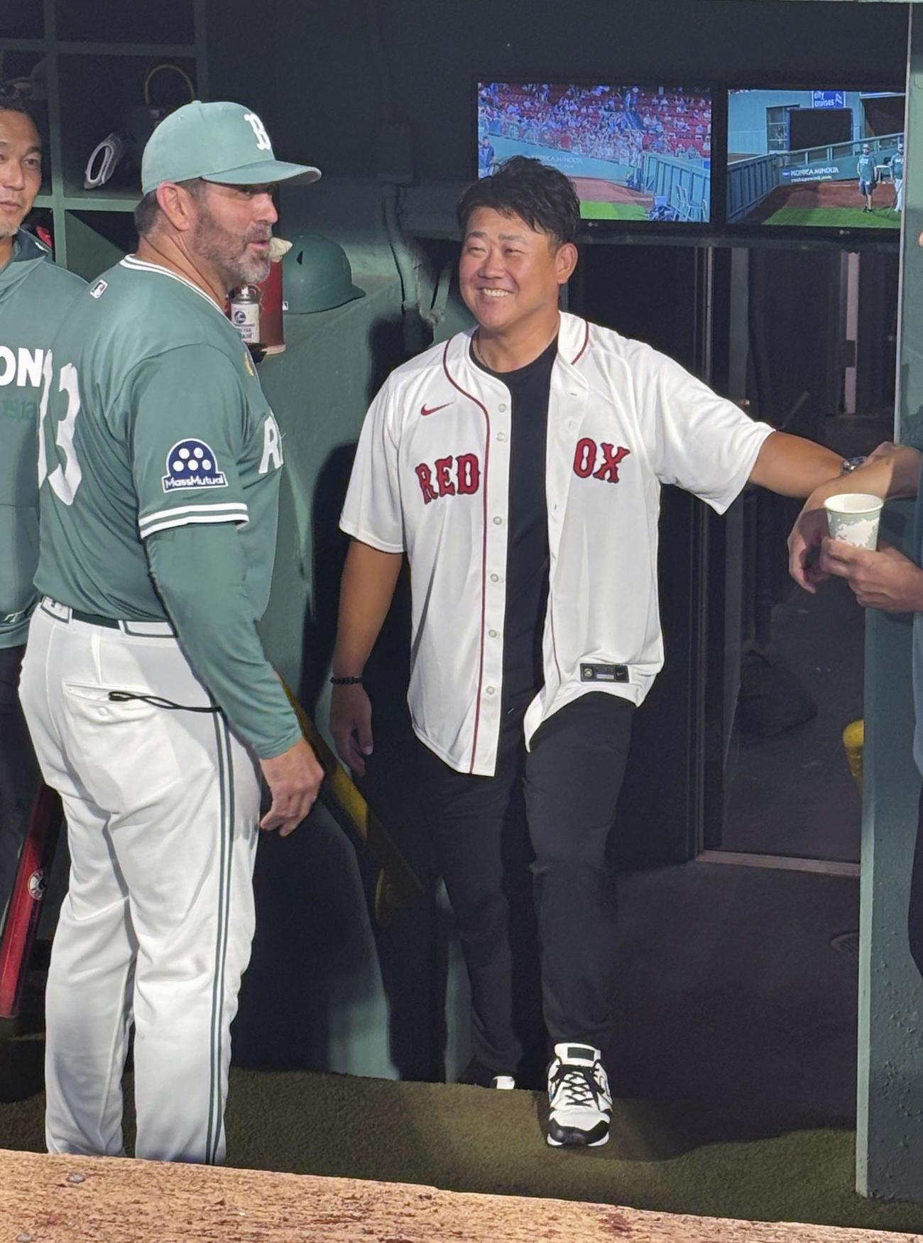 始球式を行う前にバリテックさん（左）と話す松坂大輔さん（共同）