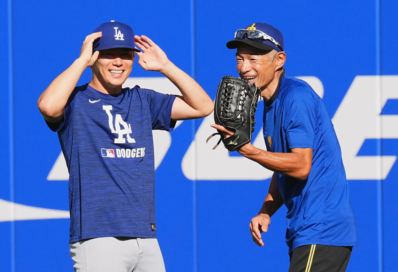 マリナーズ対ドジャース　試合前、イチロー氏（右）にあいさつするドジャース山本（撮影・菅敏）