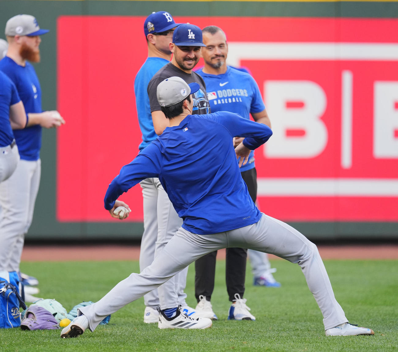 マリナーズ対ドジャース　試合前、ベシア（後方）のモノマネをするドジャース佐々木（撮影・菅敏）