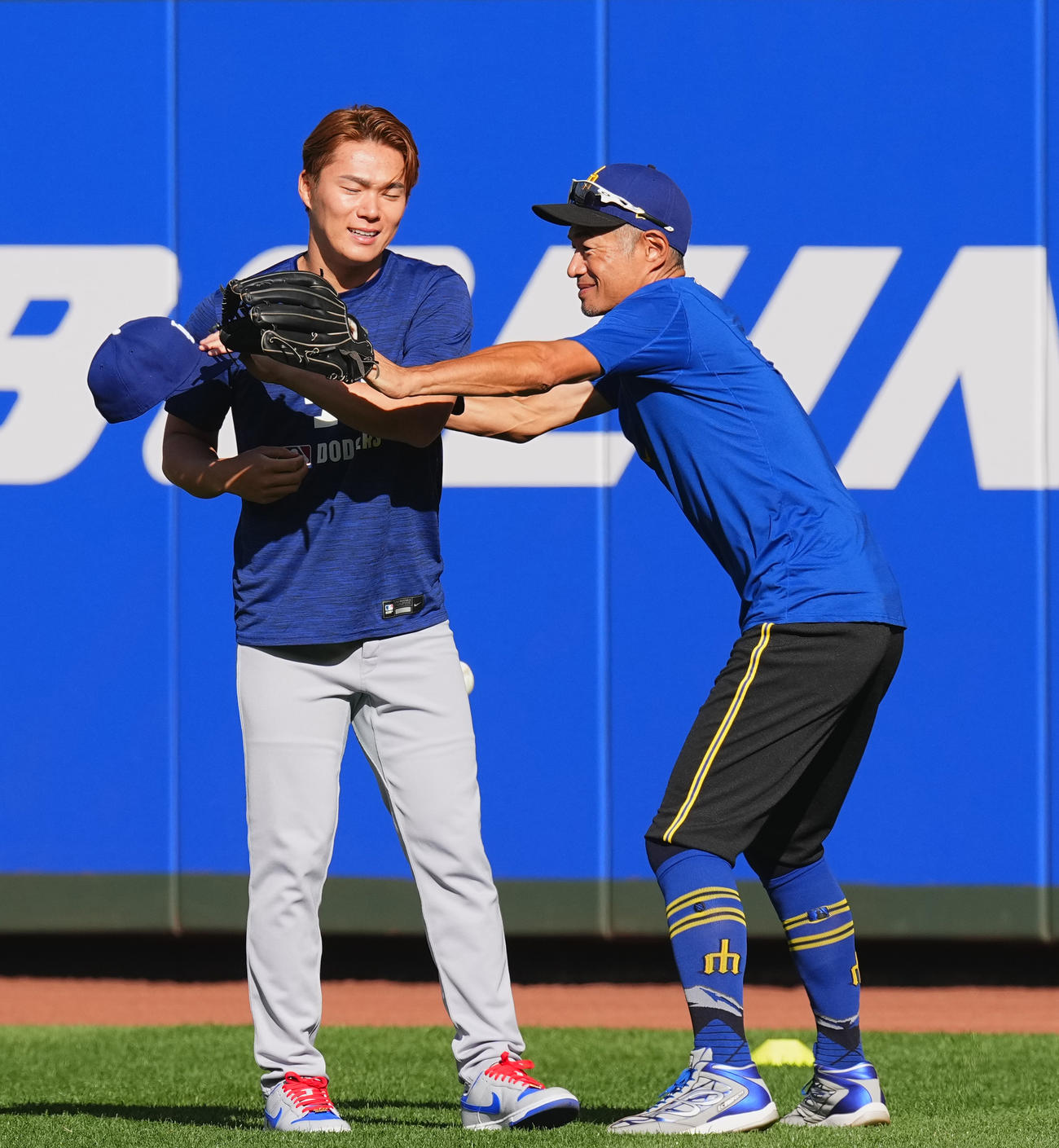 マリナーズ対ドジャース　試合前、突然、飛んで来た打球からドジャース山本（左）を守るイチロー氏（撮影・菅敏）