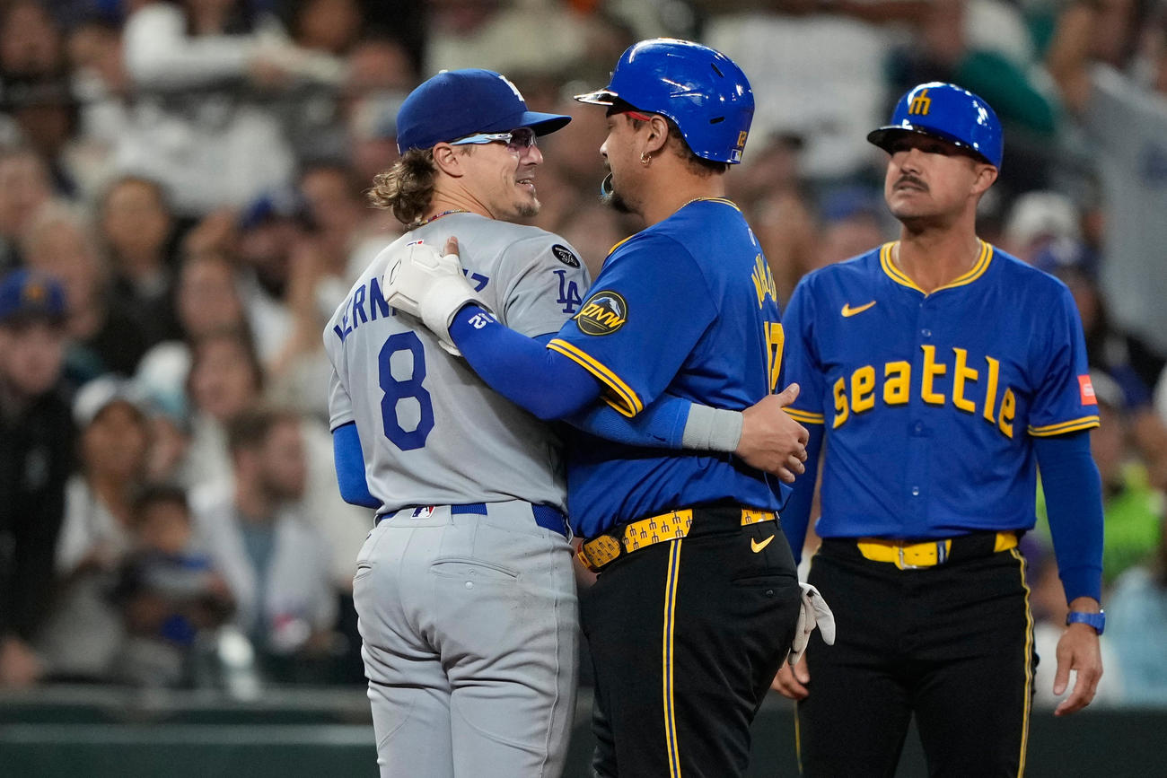 タッチアウトになったマリナーズのネーラーはドジャースの三塁手キケ・ヘルナンデスと言葉をかわす（AP）