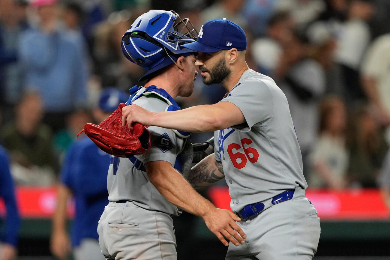 勝利した後、捕手のベン・ロートベットと抱き合うスコット（AP）