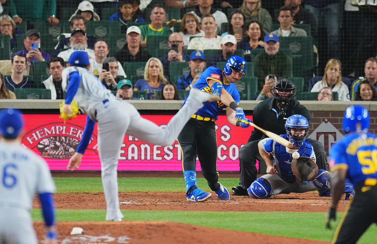 マリナーズ対ドジャース　7回裏マリナーズ2死二塁、ローリーに2球目を投じ、空振りを奪う佐々木（撮影・菅敏）
