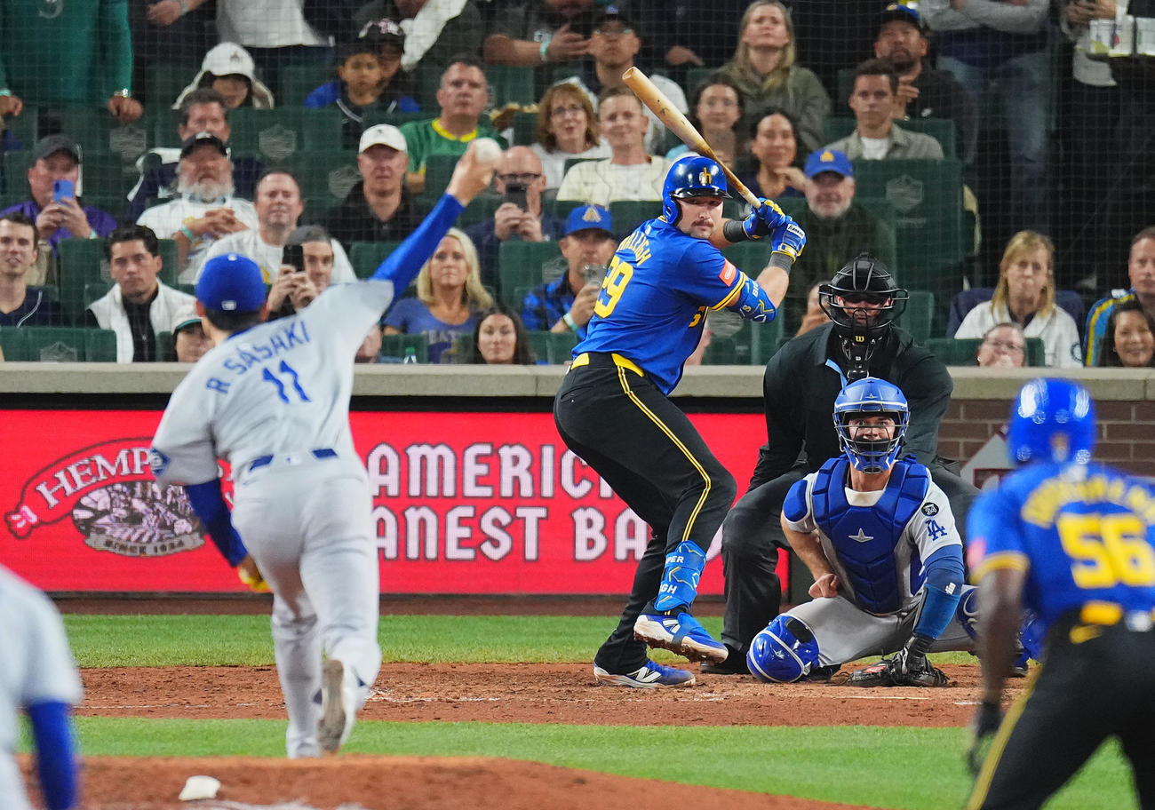 マリナーズ対ドジャース　7回裏マリナーズ2死二塁、ローリーに2球目を投じ、空振りを奪う佐々木（撮影・菅敏）
