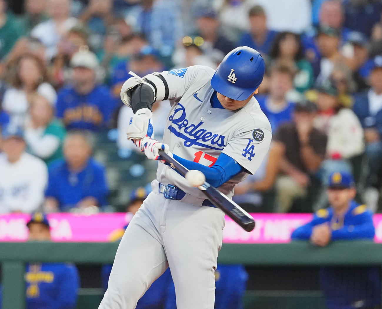 マリナーズ対ドジャース　1回表ドジャース無死、空振りの三振に倒れる大谷（撮影・菅敏）