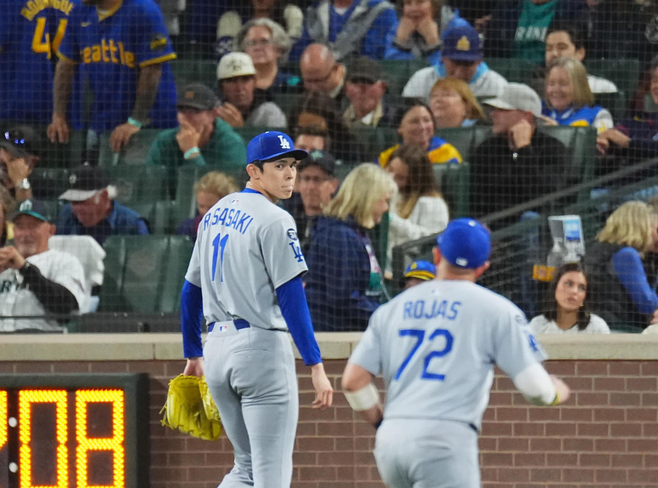 マリナーズ対ドジャース　7回に登板し1回を1安打無失点に抑え、ロハスに声をかけられる佐々木（撮影・菅敏）