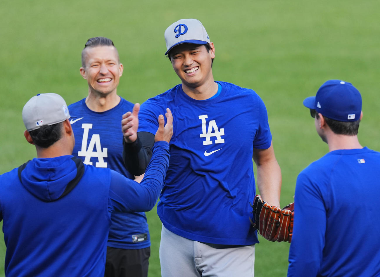 マリナーズ対ドジャース　試合前、キャッチボールを終え、笑顔を見せるドジャース大谷（中央）（撮影・菅敏）