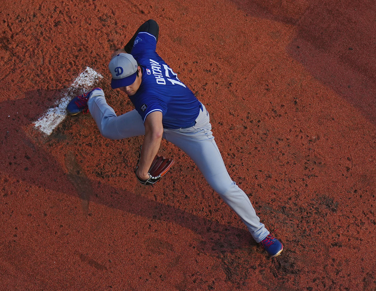 マリナーズ対ドジャース　試合前、ブルペンで投球練習をするドジャース大谷（撮影・菅敏）