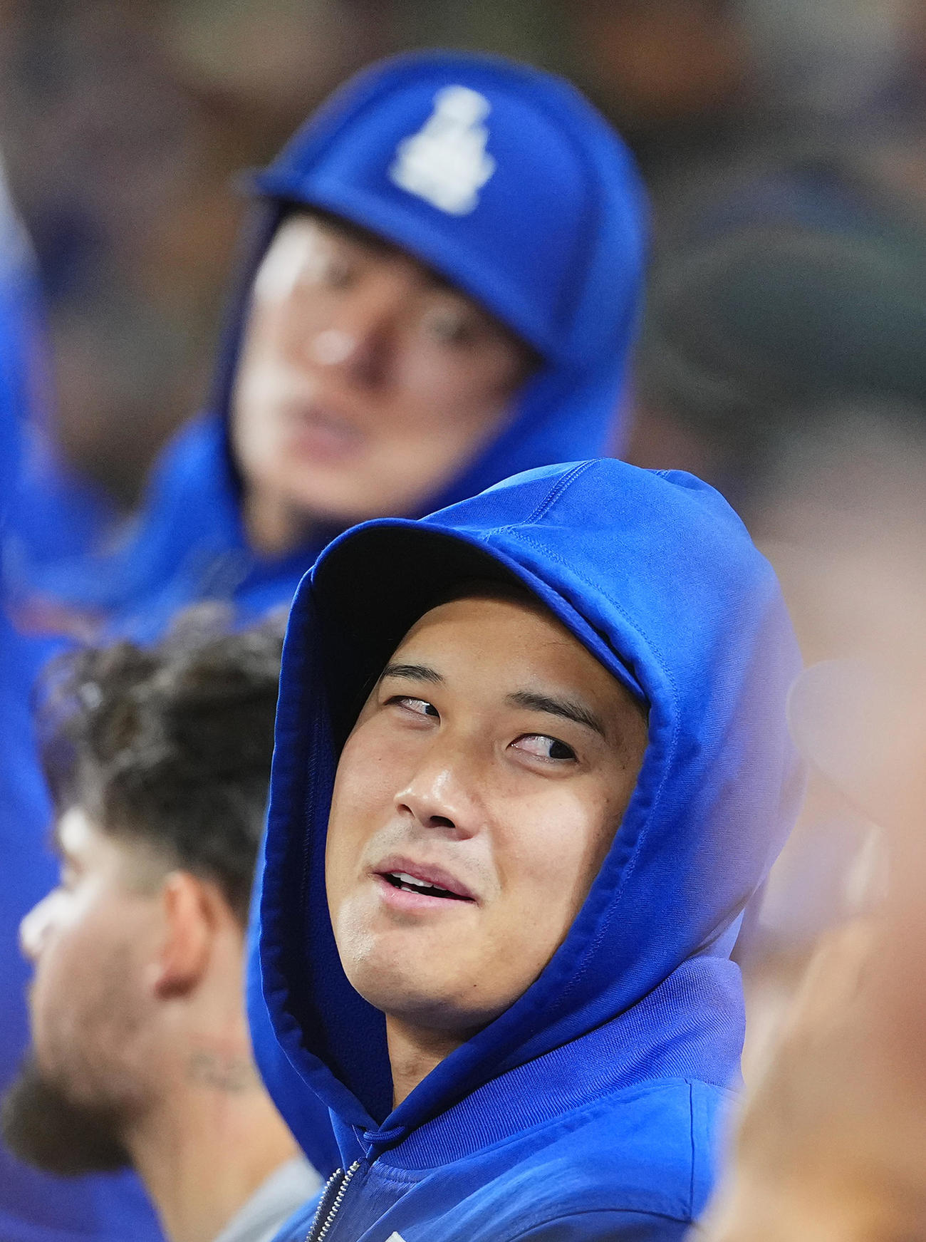 マリナーズ対ドジャース　ベンチでナインと話すドジャース大谷と山本（後方）（撮影・菅敏）