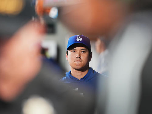 マリナーズ対ドジャース スタメンから外れ、ベンチから試合を見守るドジャース大谷(撮影・菅敏)