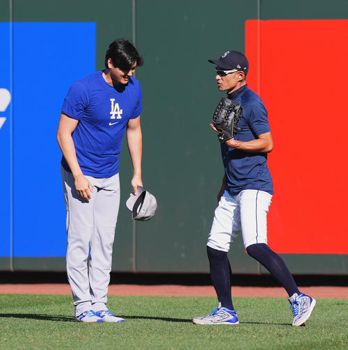 マリナーズ対ドジャース 試合前、イチロー氏(右)にあいさつするドジャース大谷(撮影・菅敏)