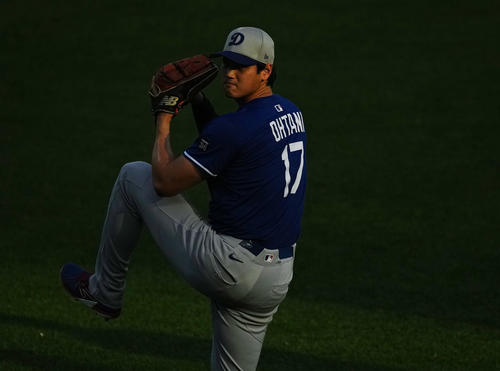 マリナーズ対ドジャース 試合前、キャッチボールをするドジャース大谷(撮影・菅敏)