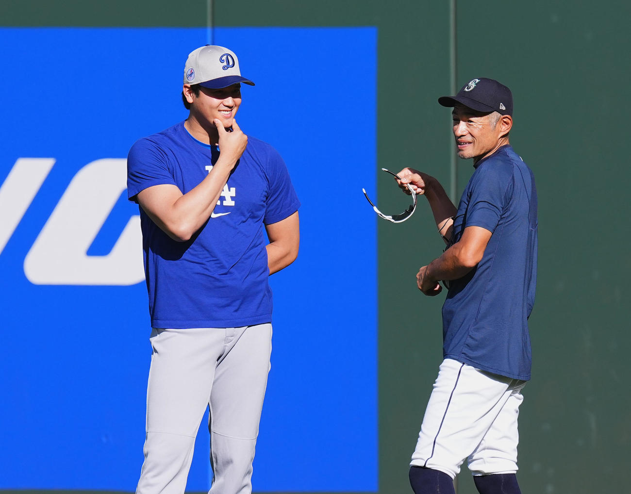 マリナーズ対ドジャース　試合前、イチロー氏（右）にあいさつするドジャース大谷（撮影・菅敏）