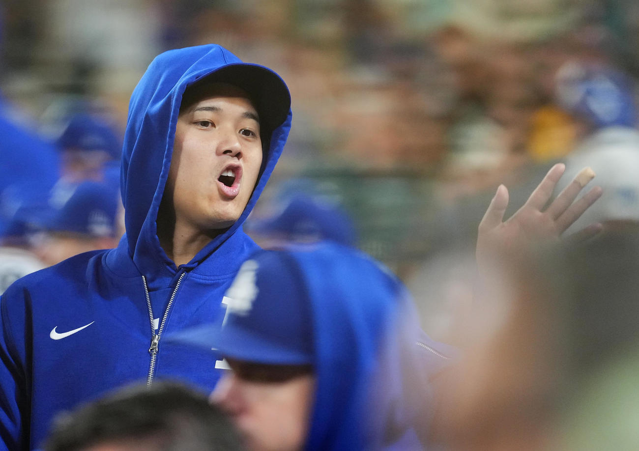 マリナーズ対ドジャース　ベンチでナインを迎えるドジャース大谷（撮影・菅敏）