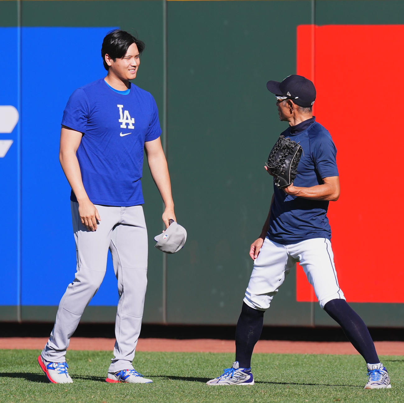 マリナーズ対ドジャース　試合前、イチロー氏（右）にあいさつするドジャース大谷（撮影・菅敏）