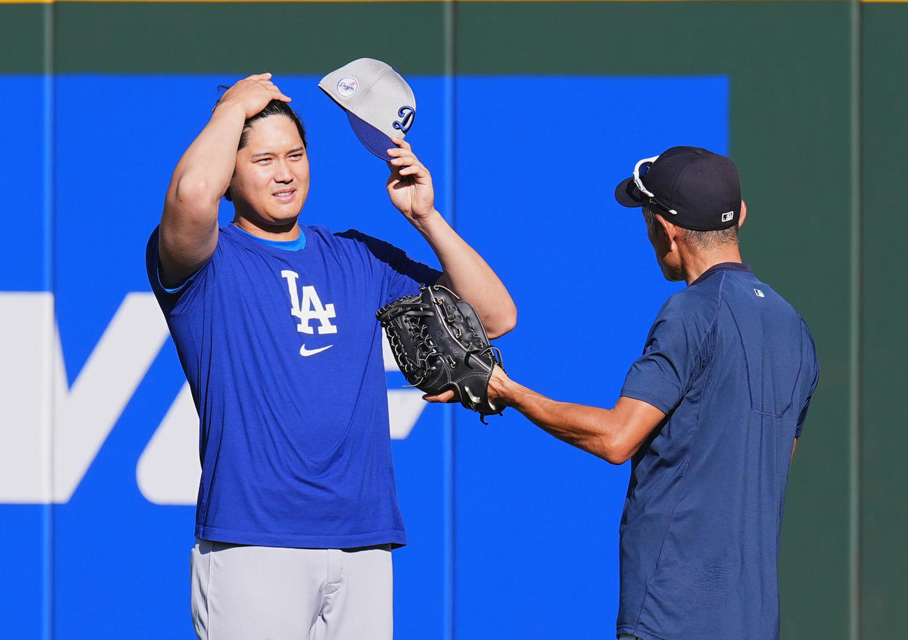 マリナーズ対ドジャース　試合前、イチロー氏（右）にあいさつするドジャース大谷（撮影・菅敏）