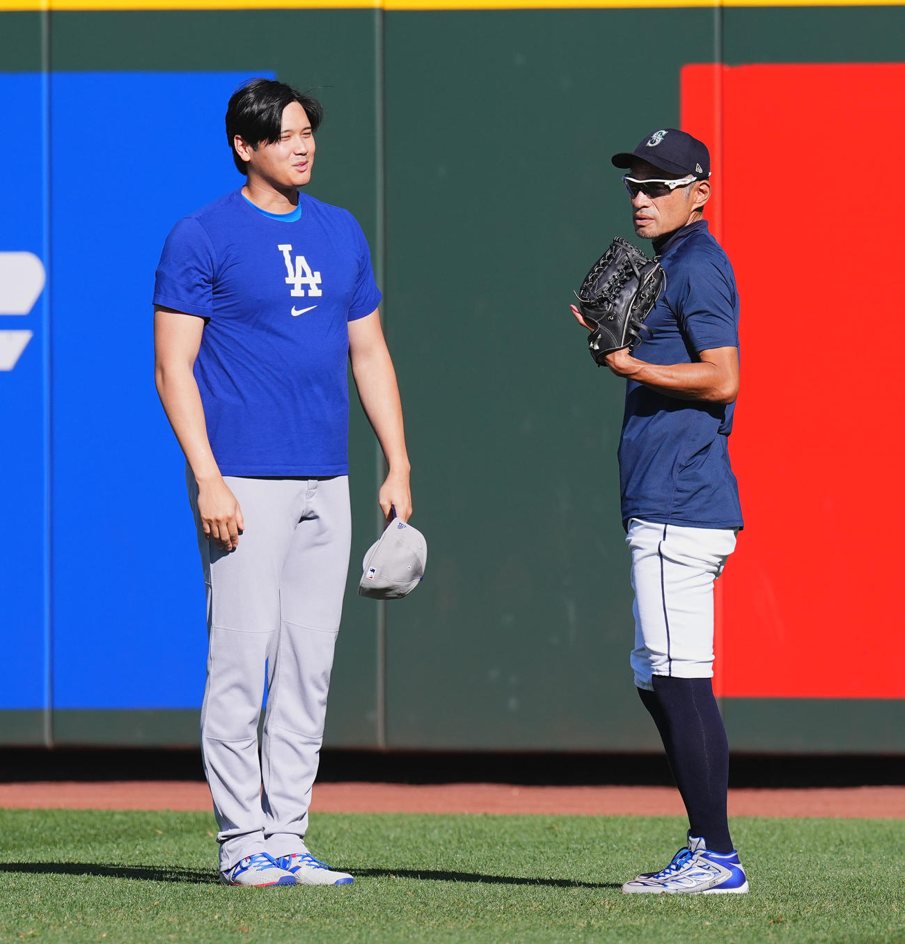 マリナーズ対ドジャース　試合前、イチロー氏（右）にあいさつするドジャース大谷（撮影・菅敏）