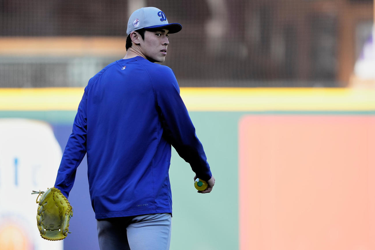 マリナーズ－ドジャース　試合前練習に臨むドジャース佐々木朗希（AP）