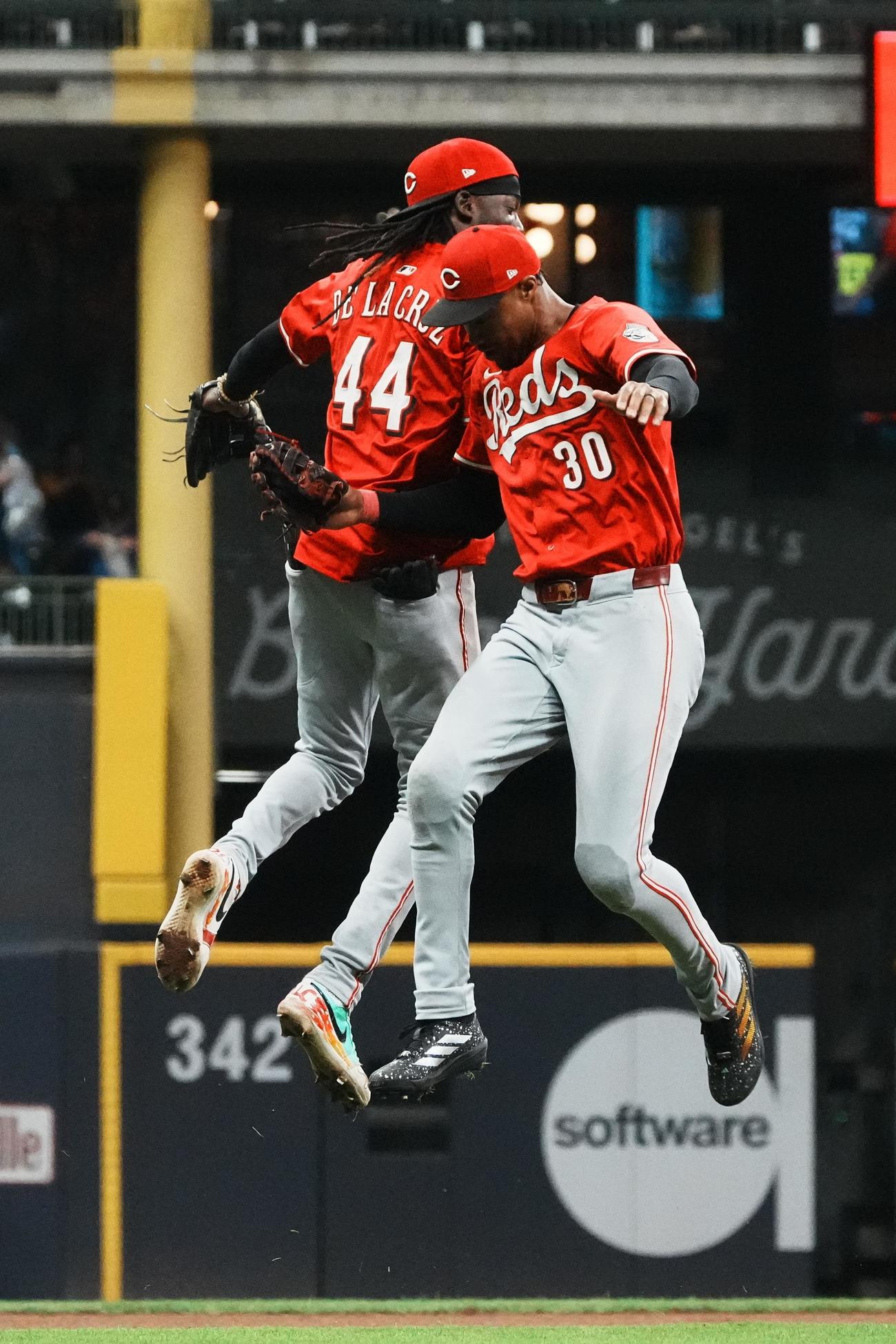 ブルワーズに勝利して喜ぶレッズのデラクルーズとベンソン（AP）
